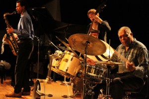 Lire la suite à propos de l’article Billy Hart Quartet – One Is The Other (ECM 2335)