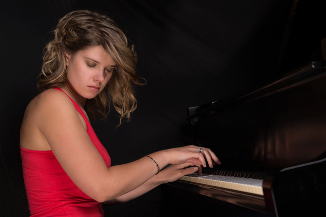 You are currently viewing <!--:fr-->Emie R. Roussel nommée révélation Jazz Radio-Canada 2014-15<!--:-->