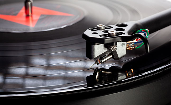 Lire la suite à propos de l’article Platine vinyle Cambridge Audio Alva TT