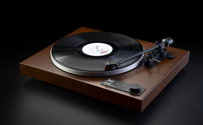 Lire la suite à propos de l’article La platine CS429 de Dual avec un fini noyer
